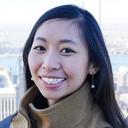 Porträt einer Frau um die 50 auf einem ruhigen Balkon