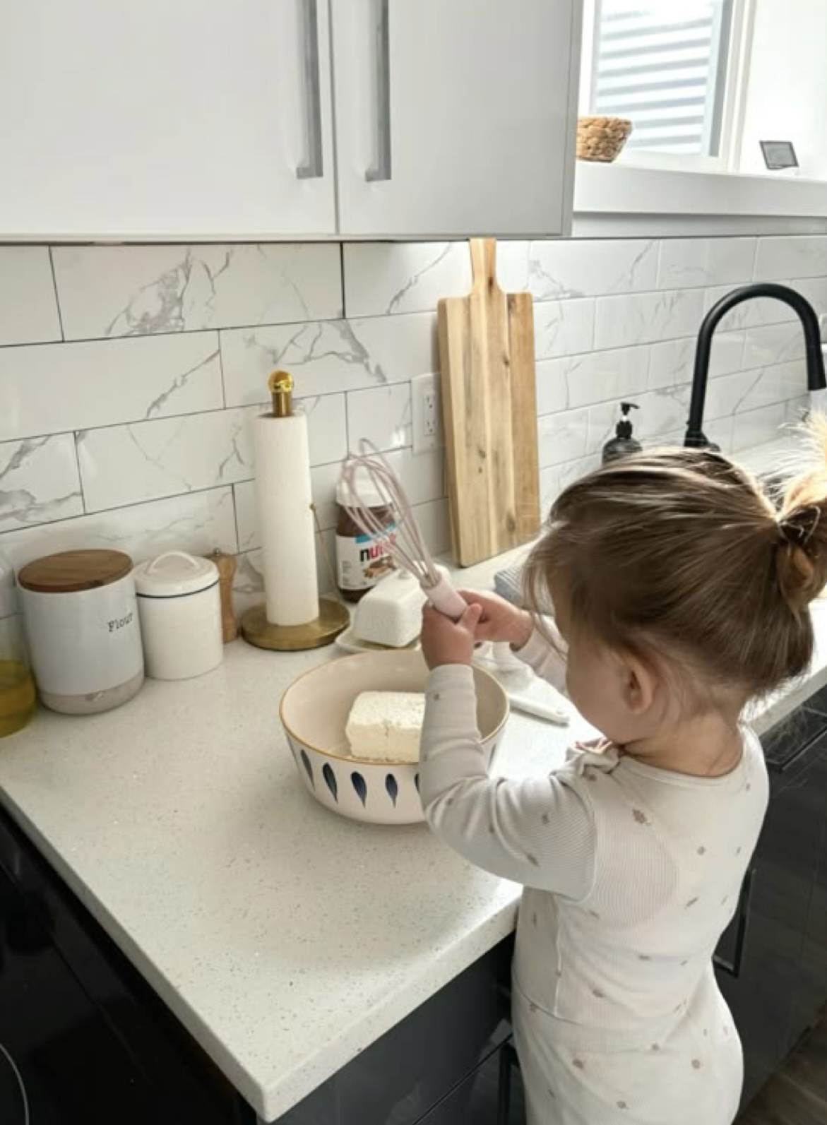 Mutter und Kleinkind beim selbstständigen Frühstücken
