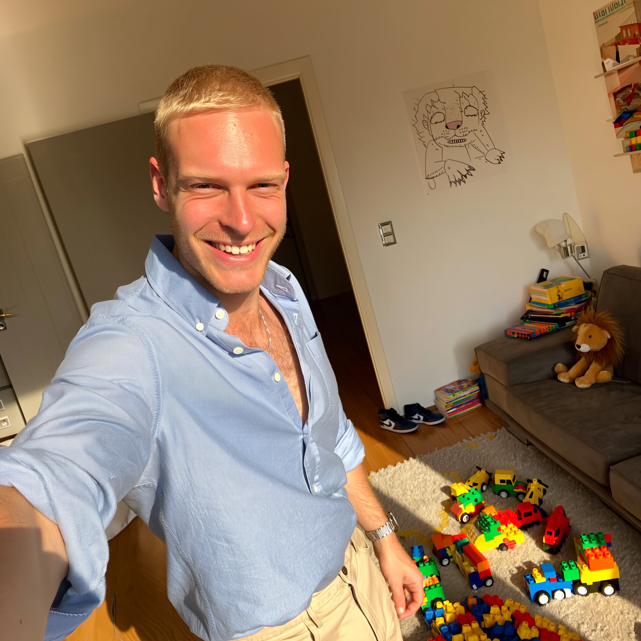 Porträt einer lächelnden Mutter im Flur